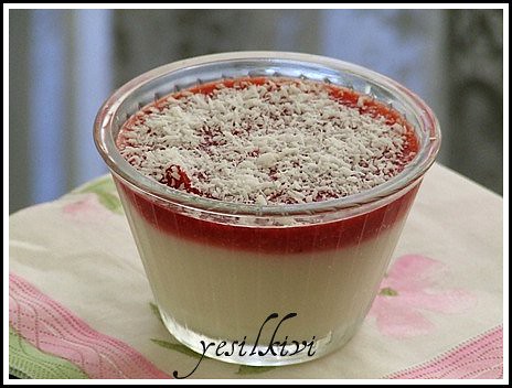 Çilek Soslu Muhallebi tarifi