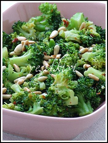 Çamfıstıklı Brokoli Salatası tarifi
