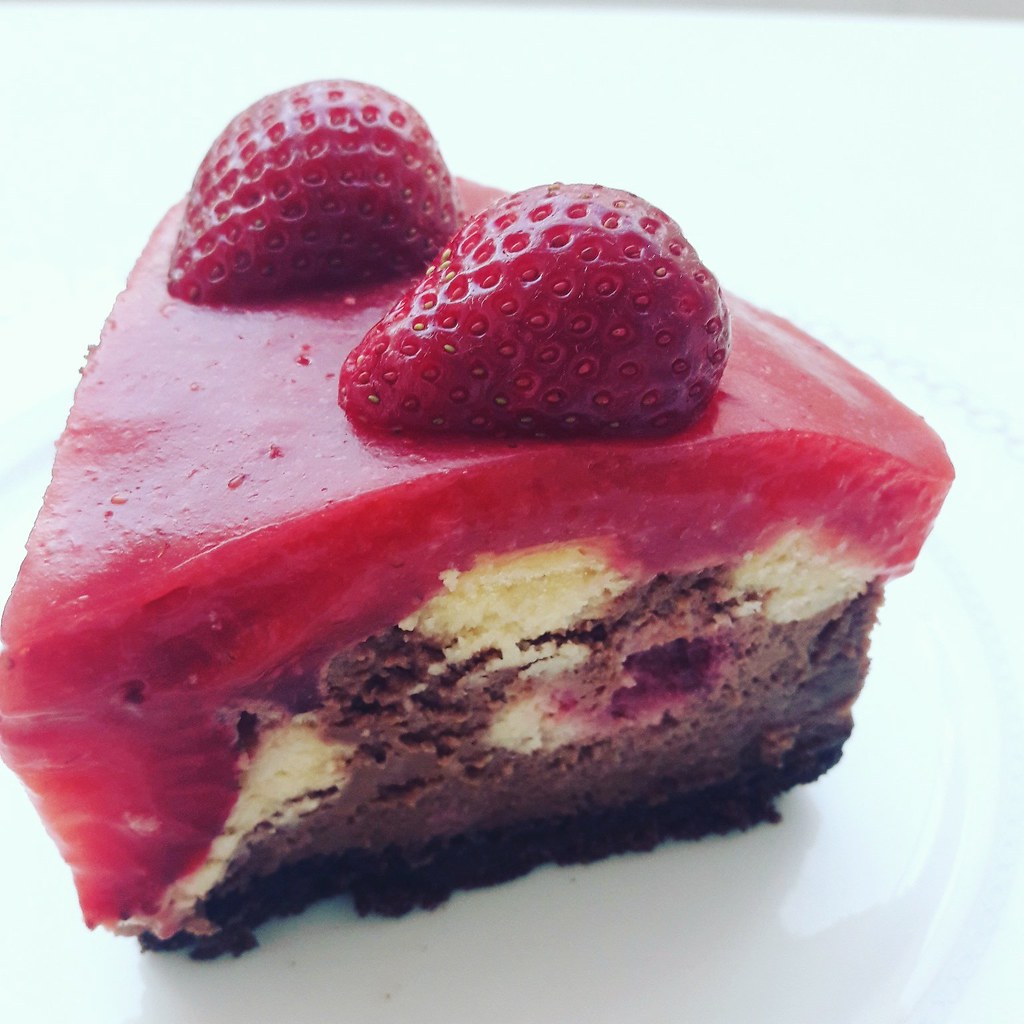 Çilekli & Krem Çikolatalı Cheesecake tarifi