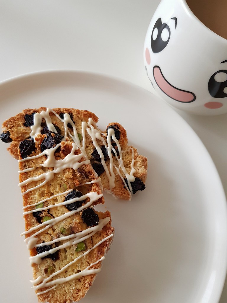 Kuru Vişneli Fıstıklı Biscotti tarifi